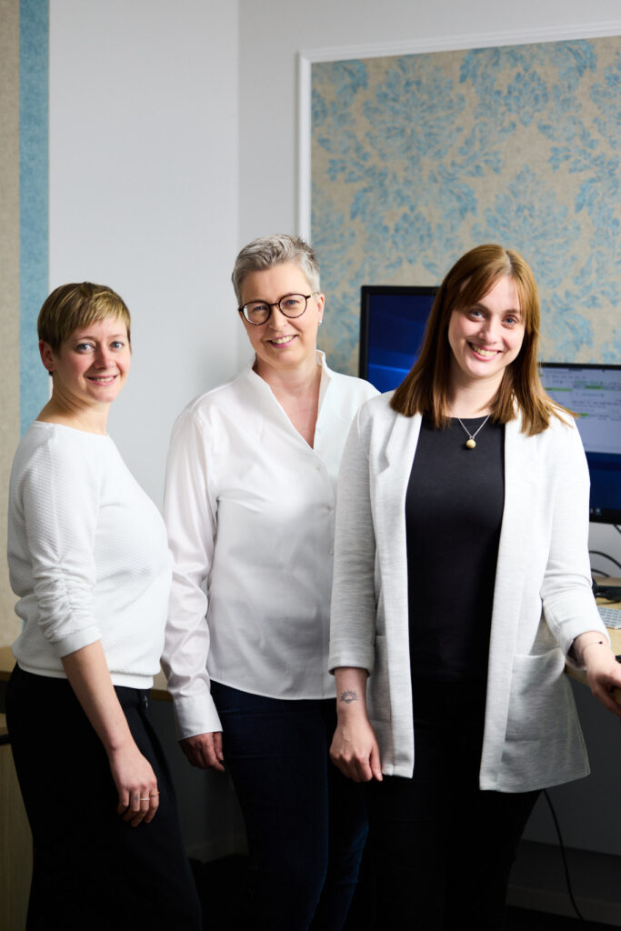 Anke Anders, Melanie Lang und Tanja Wronski lachen zusammen
